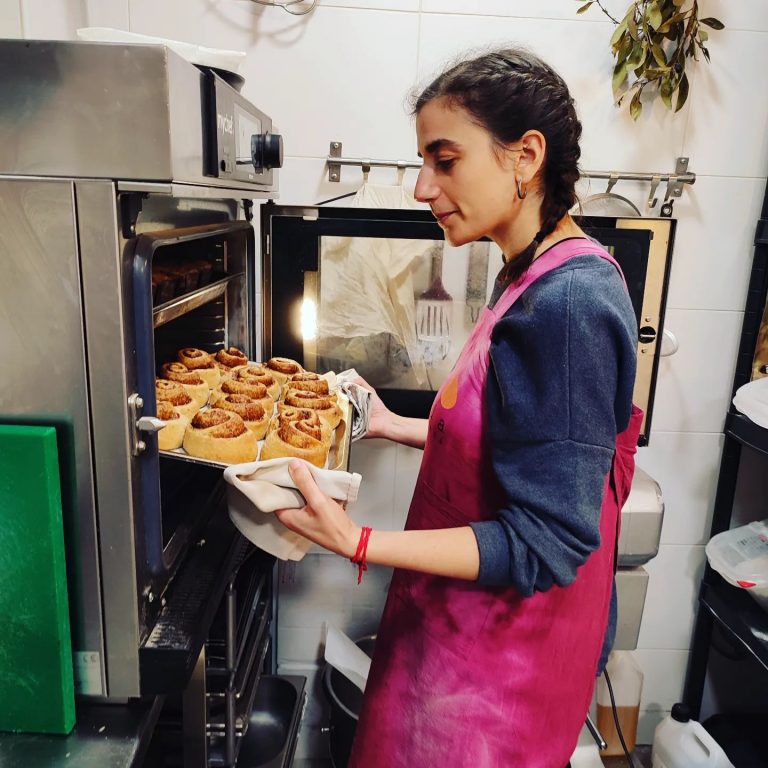 la calina quitando del horno rollitos de canela