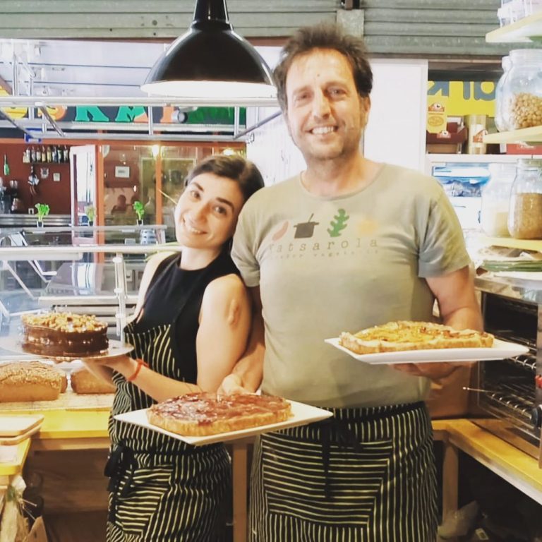 jordi y calina mostrando la comida