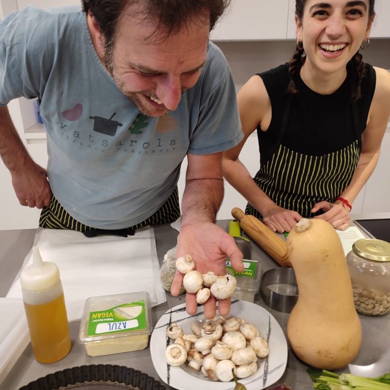 jordi y calina revisando los productos